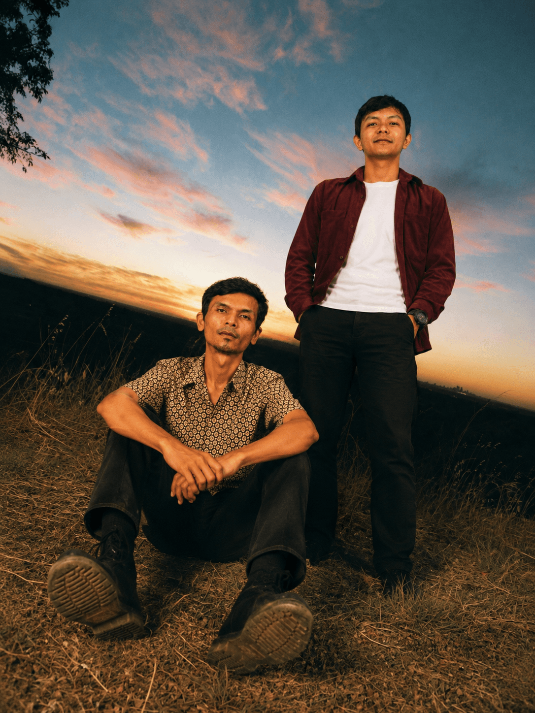 The Kambing Halli difoto saat senja di padang rumput